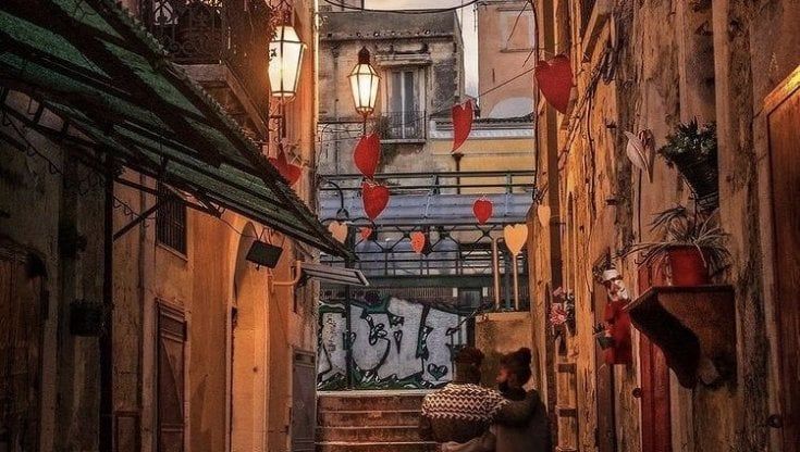 Cuori, poesie e fotografie in bianco e nero: a Foggia vico Corridoio diventa la strada dell'amore