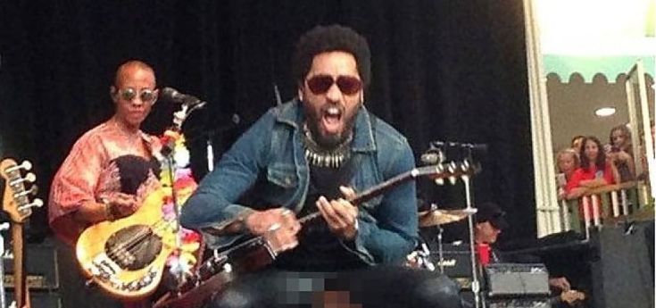Lenny Kravitz, incidente sexy sul palco. Autoironia dopo il nudo involontario