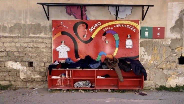 Esposto contro il Muro della gentilezza a Foggia: "Abiti e oggetti donati diventano un pericolo per la salute pubblica" 