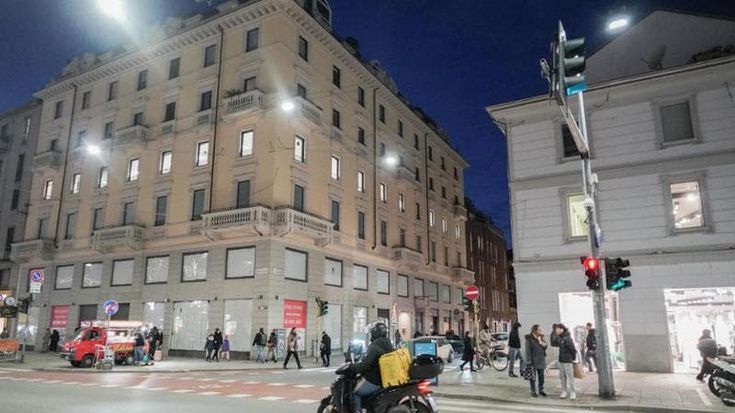 La madre del ragazzo rapinato: “Poteva morire, nessuno l’ha soccorso. Milano vive nell’indifferenza”
