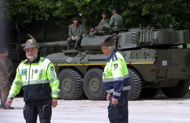 Milano, mezzi militari e tende da campo nella cittadella degli alpini in piazza del Cannone