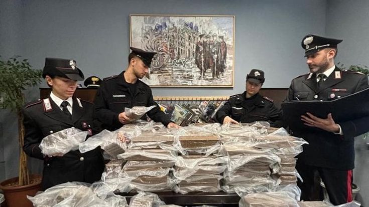 A bordo del suv 425 chili di hashish. Fugge all’alt, arrestato dopo 24 chilometri