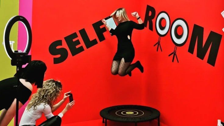 Il selfie in una stanza, dalle feste di laurea agli influencer: adesso a Milano i "set" a prova di Instagram si affittano 