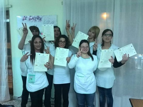 Sei ragazze transessuali "diplomate" al “Nails star's: arte formazione inclusione” a Napoli