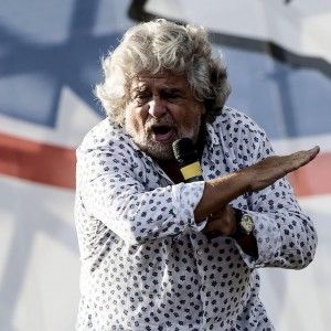 Immigrazione, Grillo all'attacco: "Basta tab&ugrave;, via i clandestini sui barconi. Rischio malattie"