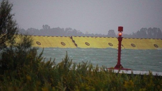 Venezia, il Mose si alza per la seconda volta: in piazza San Marco la marea si ferma a 60 centimetri