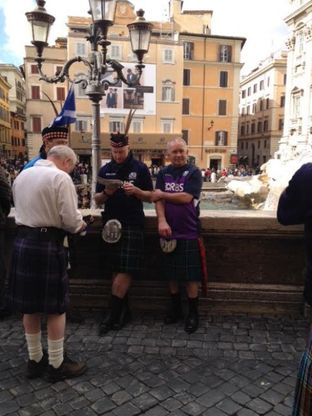 Rugby, in attesa del match contro l'Italia, gli scozzesi a Fontana di Trevi