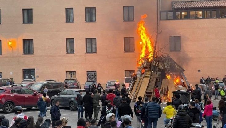 Vampe di San Giuseppe a Palermo: carabiniere ferito, dieci auto danneggiate