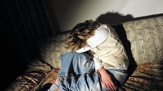 Violenza sulle donne, una 34enne respinge uomo in un bar a Brindisi: lui la colpisce con un calcio al viso