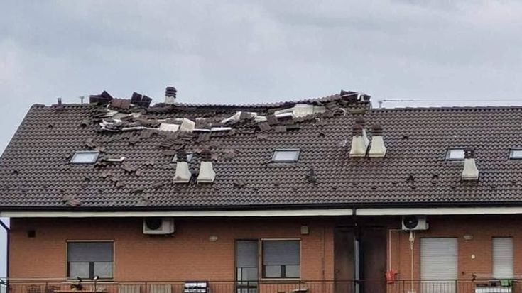 A Chivasso tetti scoperchiati e alberi abbattuti per il vento: “Come un tornado”