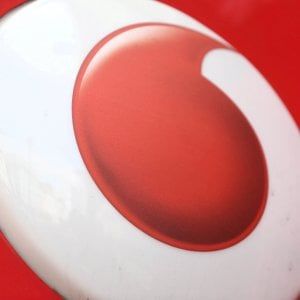 Vodafone in rosso per le svalutazioni, ma il mercato apprezza