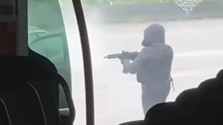 Gomorra in Normandia: due agenti falciati in strada da un commando, evade il boss Mohamed Amra, detto “la Mosca”