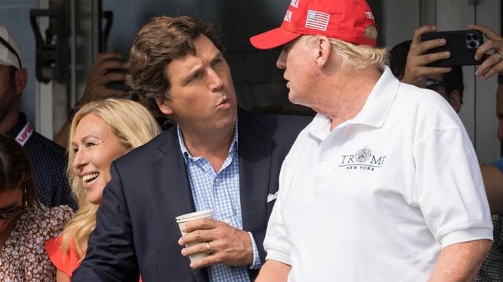 Razzismo, complotti e dittatori: il metodo di Tucker Carlson che uccide il giornalismo