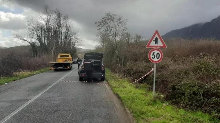 Tragedia alle porte di Roma, scontro tra auto e camion dei rifiuti: muore una ragazza di 25 anni