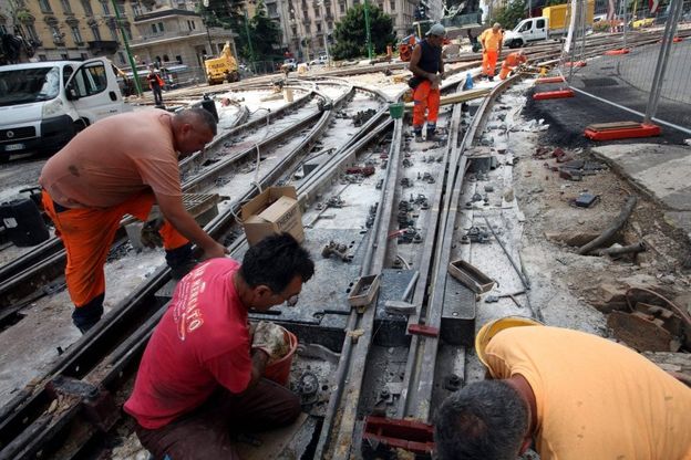 Milano, lavori per rifare i binari del tram: piazza Cinque giornate cantiere a cielo aperto