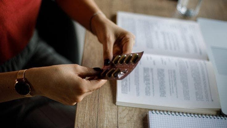 Dalla creatina al tè verde, l'aiutino chimico al cervello che fa impazzire studenti e universitari