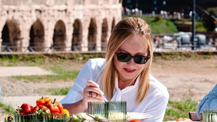 Attenti ai pasti: come funziona il controllo del cibo di Meloni all'estero (e senza assaggiare)