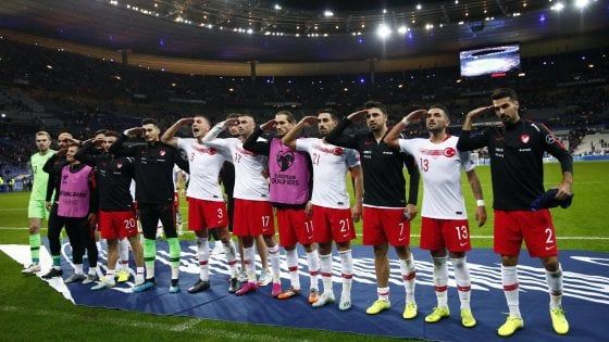Saluto militare giocatori Turchia, la Francia chiede sanzioni. E l'Uefa apre una indagine