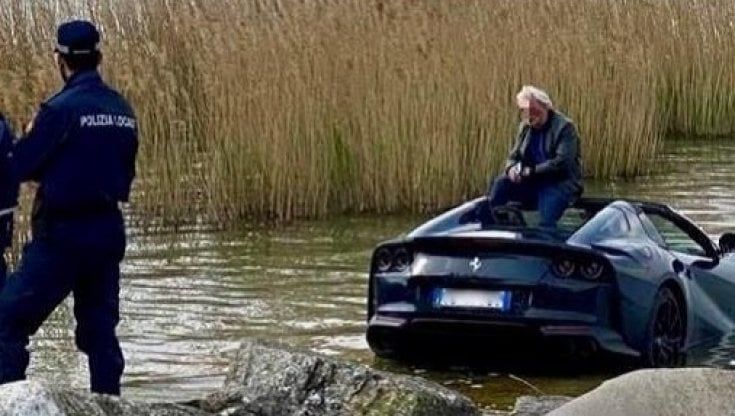 Parcheggia la Ferrari ma la lascia in folle: l'auto finisce nel lago di Garda