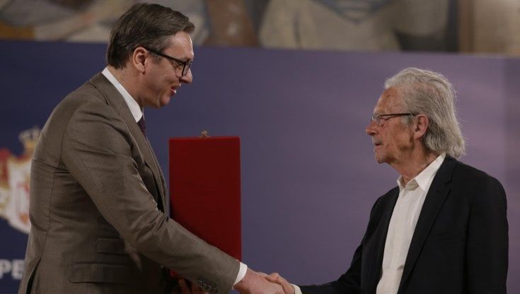 Un'alta onorificenza dalla Serbia, scoppia un nuovo caso Handke