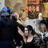 Francia, 15enne perde una mano durante le proteste studentesche: indagine su granata della polizia