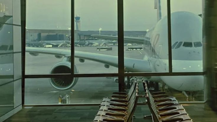 Voli cancellati, biglietti e bagagli più cari: così le compagnie aeree reagiscono alla crisi