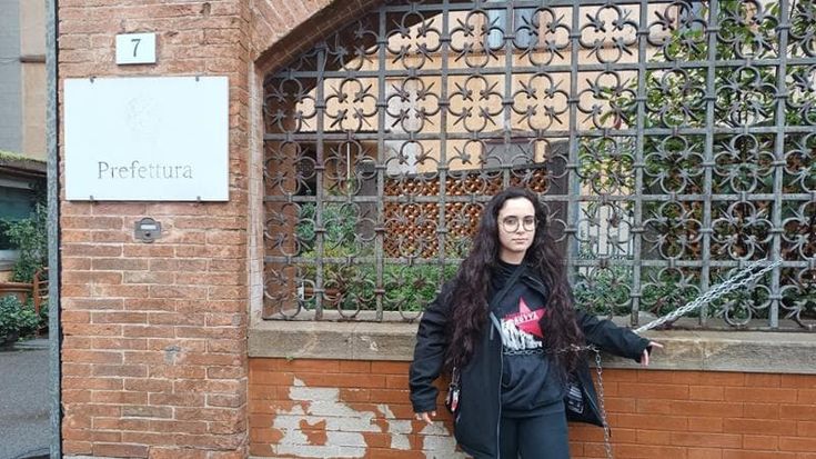 Pisa, studentessa si incatena di fronte alla Prefettura contro i manganelli: è stata ricevuta