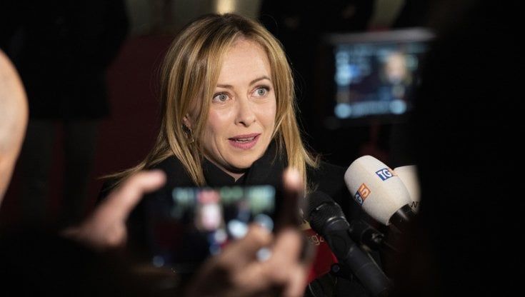 Meloni, proteste di piazza per la sua 'prima' alla Scala: dal Fronte della gioventù alla manovra, ecco perché la premier "non è la benvenuta"