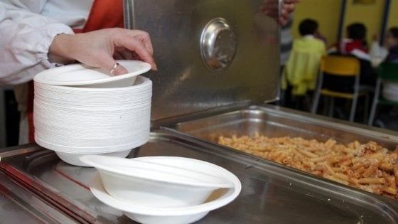 Mense, a Milano i pasti si consumano in piatti di bioplastica