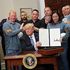 Dazi, Trump firma la legge per acciaio e alluminio: 