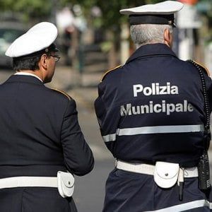 Si abbassa i pantaloni vicino a una scuola, bloccato da vigili nel Napoletano