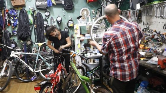 Bologna, tutti in fila per le bici. "Vanno via come il pane: col virus, affari d'oro"