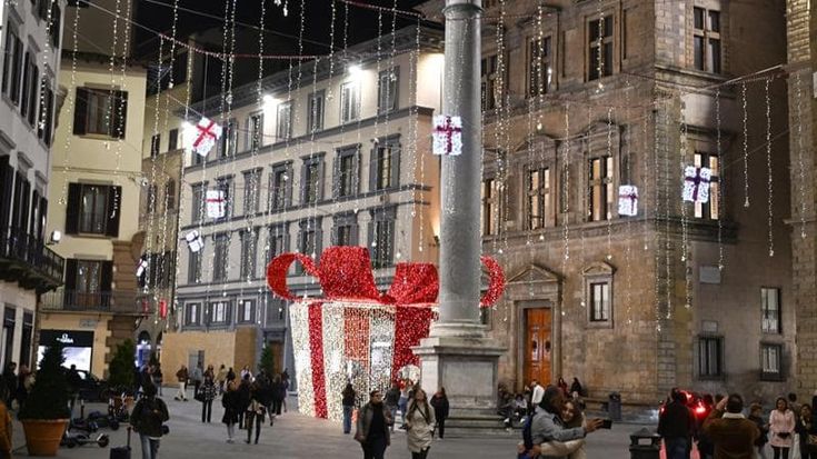 Alberi, luminarie e installazioni d’arte. Firenze accende le luci del Natale