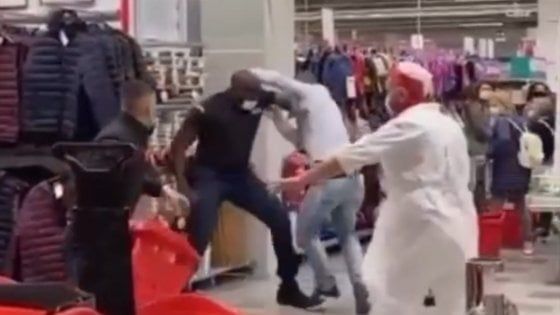Denunciati i due uomini che hanno scatenato la rissa alla Coop di Crema perché non avevano la mascherina