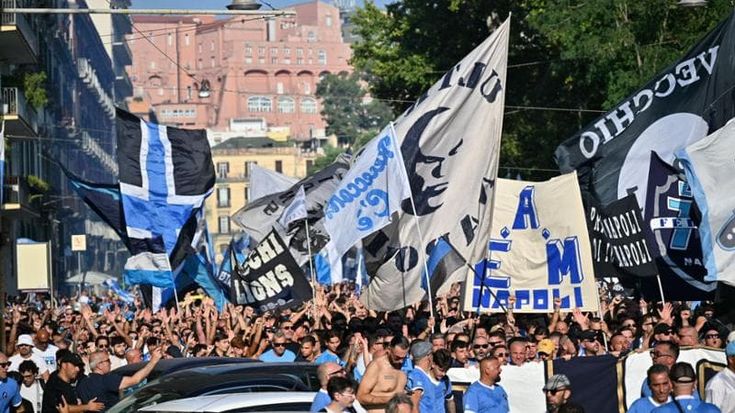 Festa degli ultras sul lungomare per il centenario azzurro: “Il Napoli è della gente”