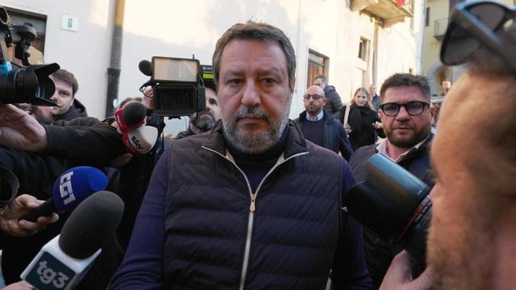 Bossi, a Pontida l’ultimo saluto. “Saranno funerali di popolo”. Salvini va in visita: “Emozionato”