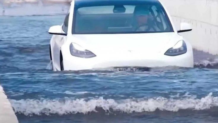 La Tesla e quelle auto che galleggiano
