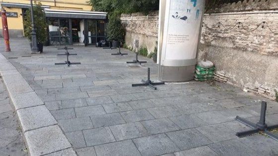 Chiuso per assembramenti, il titolare del bar a Parma non ci sta: "Così veniamo premiati dopo il lockdown"