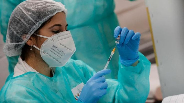 Covid, in Lombardia 10.800 contagi in una settimana: un caso su sei di quelli registrati in tutta Italia. In aumento i ricoveri