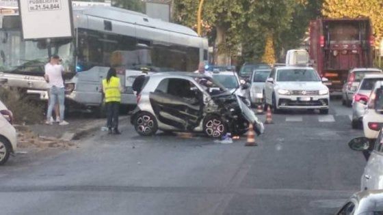 Roma, auto contro bus a Torrenova: feriti i due conducenti