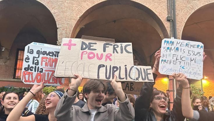 “Solidarietà ai fratelli francesi”: Gioventù in rivolta anche a Bologna