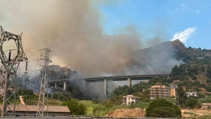 Domato incendio a Taormina, le fiamme a pochi metri dalle case. Riaperta l’autostrada