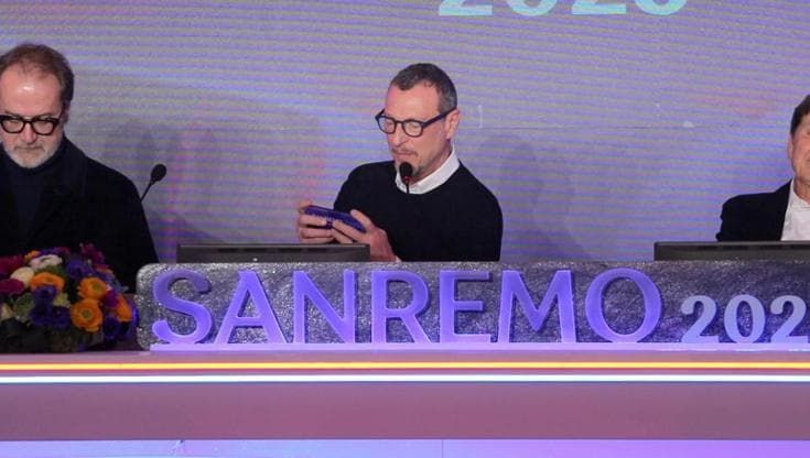 Sanremo 2023, il saluto di Amadeus: si congeda con una lettera con i titoli delle canzoni in gara