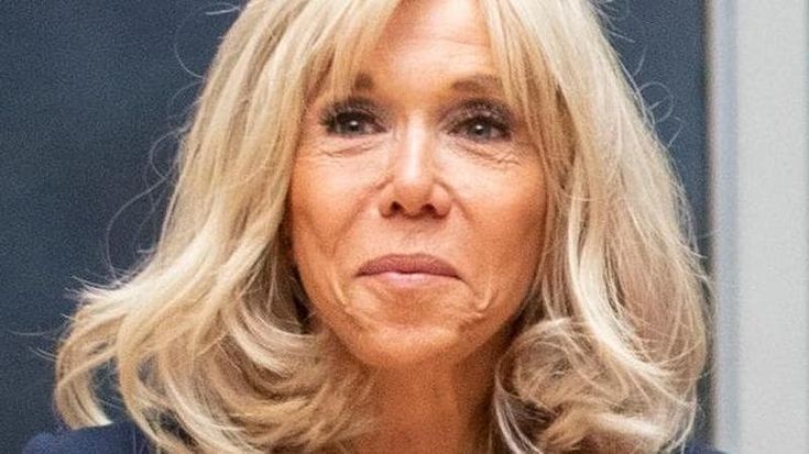 Francia, Brigitte Macron contro le femministe che protestavano allo show di Abittan: “Brutte s...”