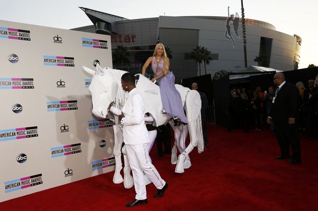 American Music Awards, Lady Gaga arriva a cavallo