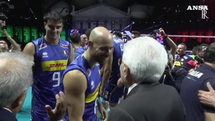 Volley, Mattarella stringe le mani dei giocatori uno a uno dopo la vittoria degli Azzurri sulla Svezia