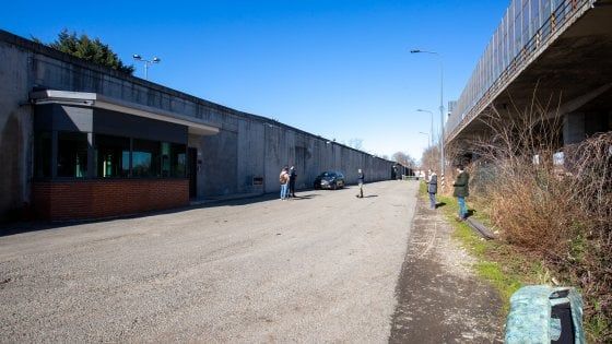 Vuoto e blindato, apre il centro per migranti irregolari di via Corelli