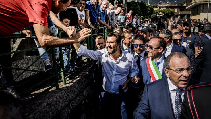 In viaggio tra i tifosi di Salvini: selfie e baci sognando il salvatore