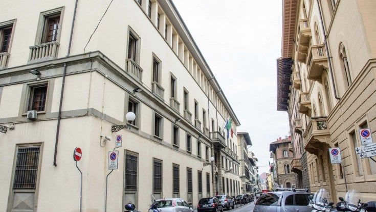 Firenze, ruba bici sotto la questura ma fa troppo rumore