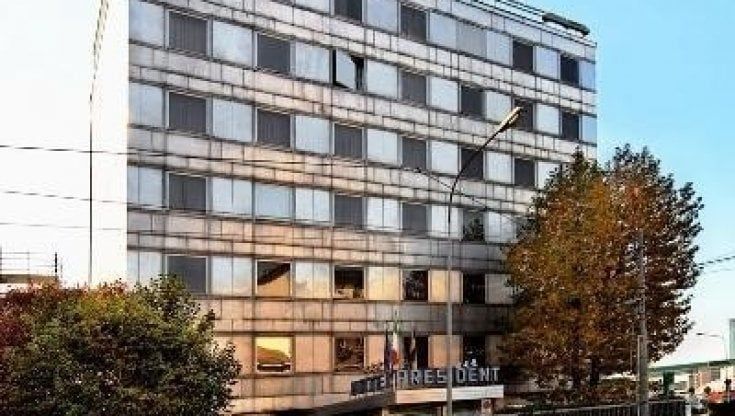 Guardia giurata spara al rapinatore entrato in hotel con una mannaia